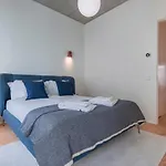 Deluxe 2bdr W/ Patio By Lovelystay Διαμέρισμα