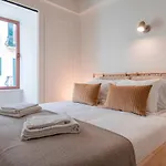 Deluxe 2bdr W/ Patio By Lovelystay Διαμέρισμα