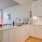 Deluxe 2bdr W/ Patio By Lovelystay Διαμέρισμα