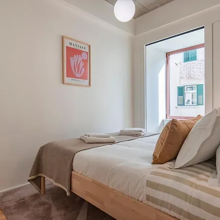 Deluxe 2bdr W/ Patio By Lovelystay Lisbona