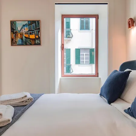 Deluxe 2bdr W/ Patio By Lovelystay