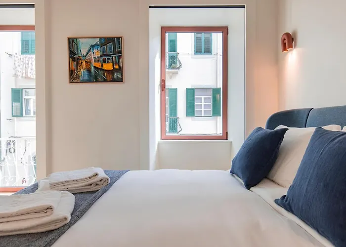 Deluxe 2bdr W/ Patio By Lovelystay