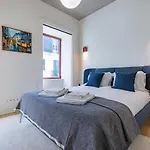 Deluxe 2bdr W/ Patio By Lovelystay