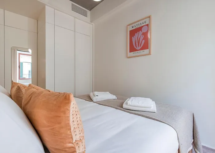 Deluxe 2bdr W/ Patio By Lovelystay Apartamento Lisboa