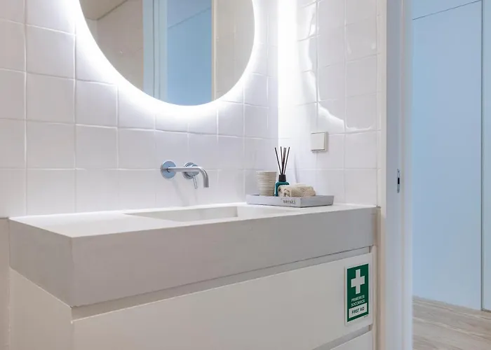 Deluxe 2bdr W/ Patio By Lovelystay Apartamento Lisboa